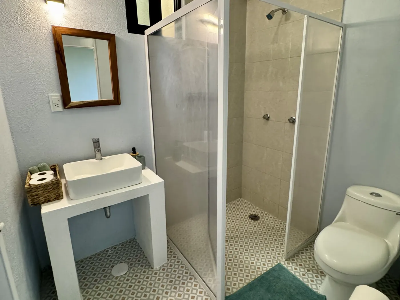 Baño privado con regadera y lavabo sobre cubierta