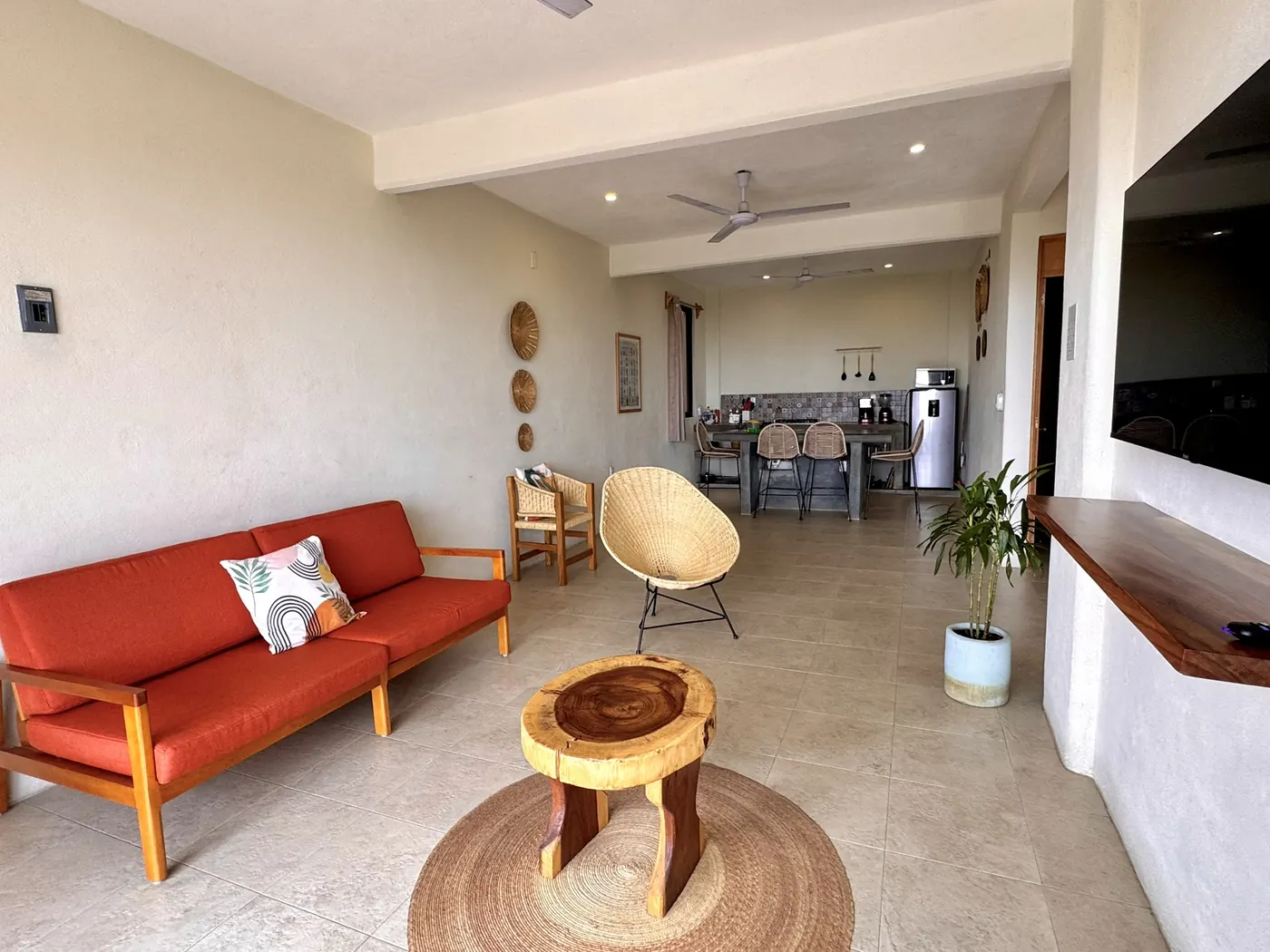 Sala y comedor amplios con sofá terracota y mesa de madera