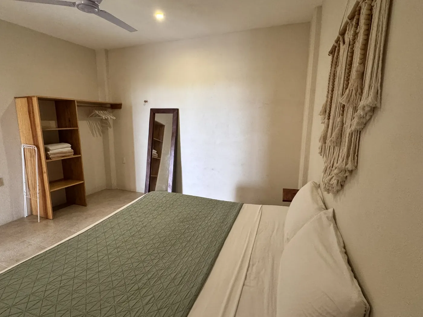 Segunda recámara con cama King, tapiz de macramé y armario de madera